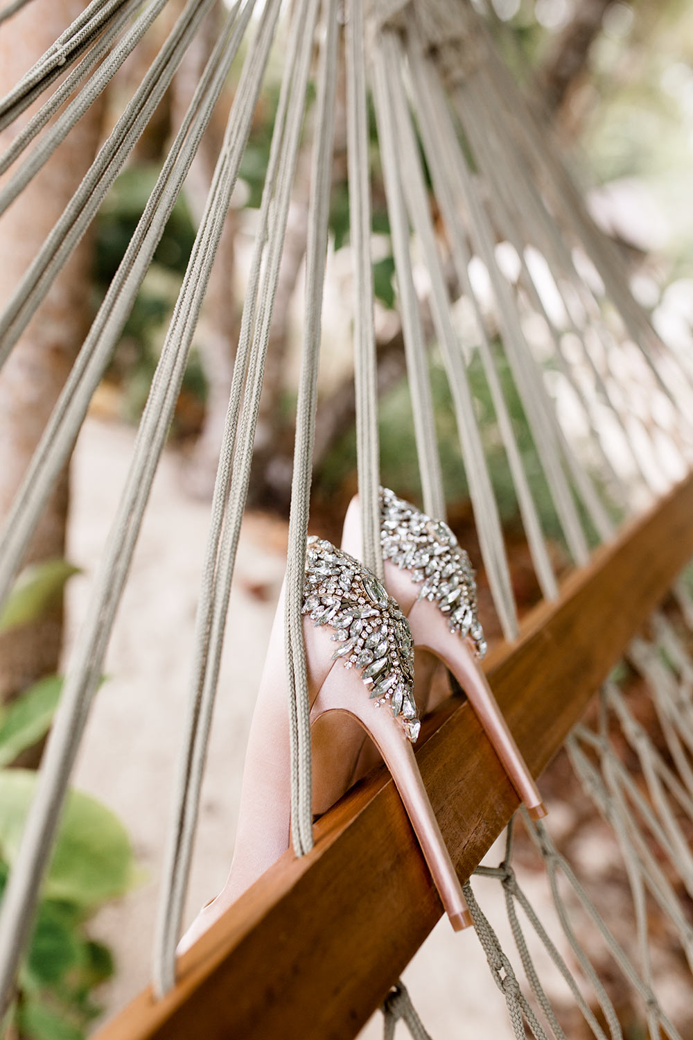 Seychellen Hochzeitsreportage: Brautschuhe von Badgley Mischka - Stefanie Lange Hochzeitsfotografie