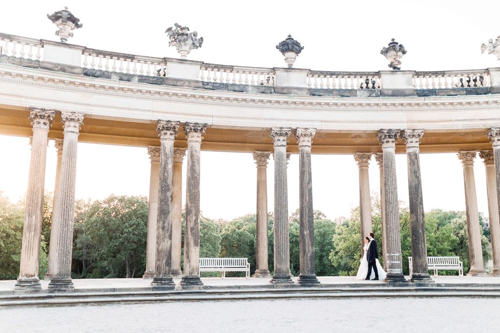 Hochzeit in Potsdam von Katharina & Jan im Mövenpick Zur Historischen Mühle mit Brautpaarshooting im Schlosspark Sanssouci