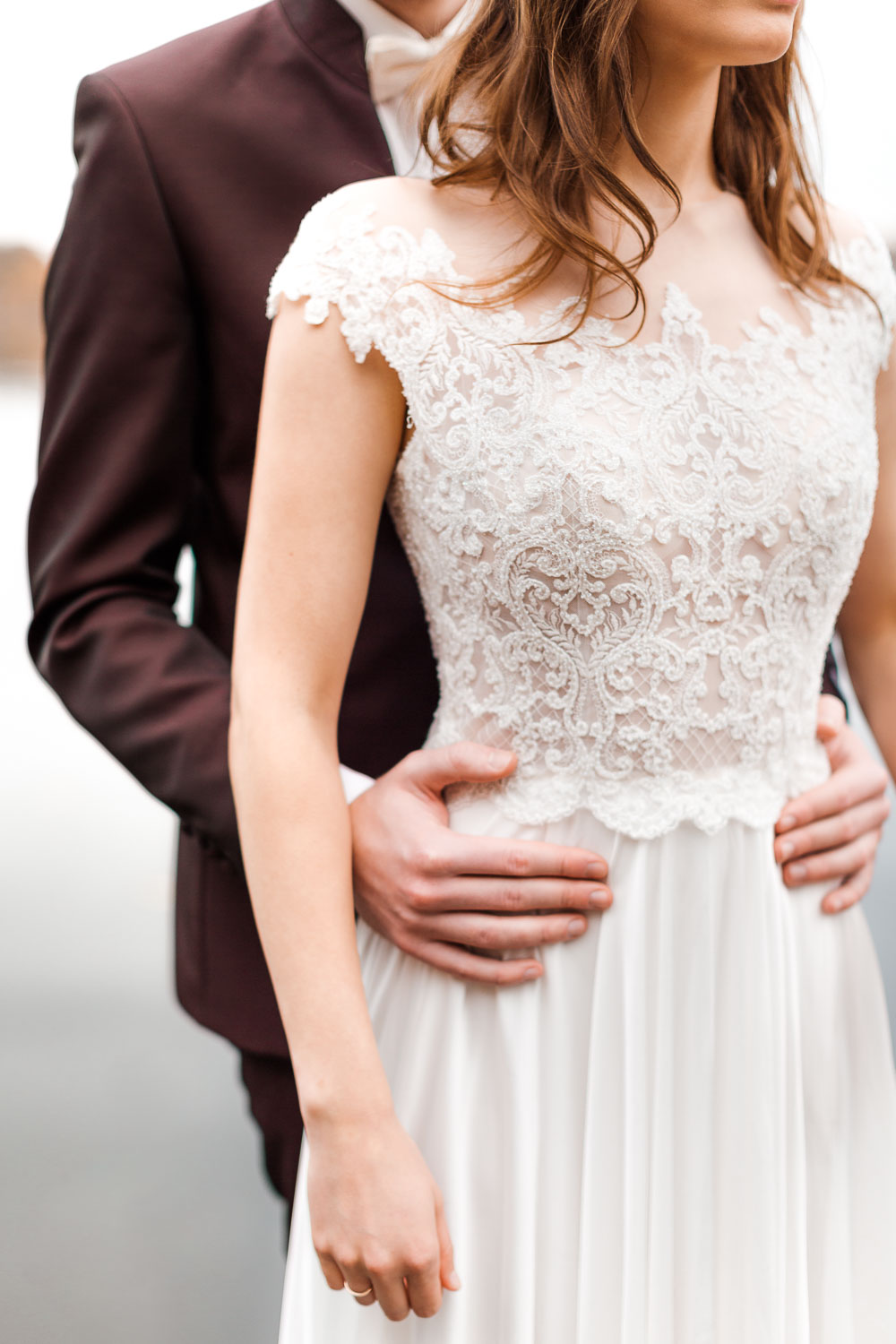 Brautpaarshooting in Berlin: Brautkleid mit grafischer Spitze - Stefanie Lange Hochzeitsfotografie