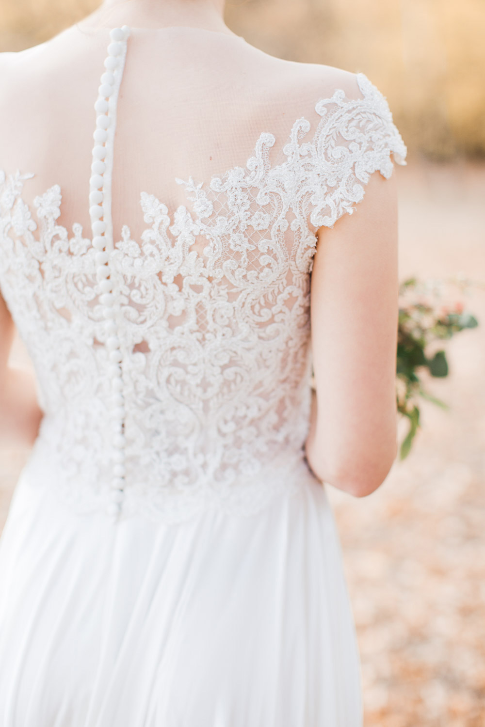 Hochzeitsshooting am Jadghaus Spandau Berlin: Brautkleid mit grafischer Spitze - Stefanie Lange Hochzeitsfotografie