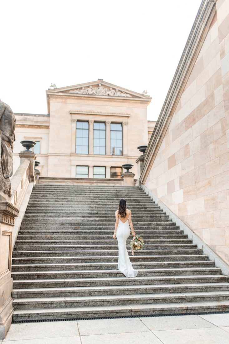 Fine Art Hochzeitsfotograf - Elegante zeitlose Brautportraits auf der Museumsinsel in Berlin - Stefanie Lange