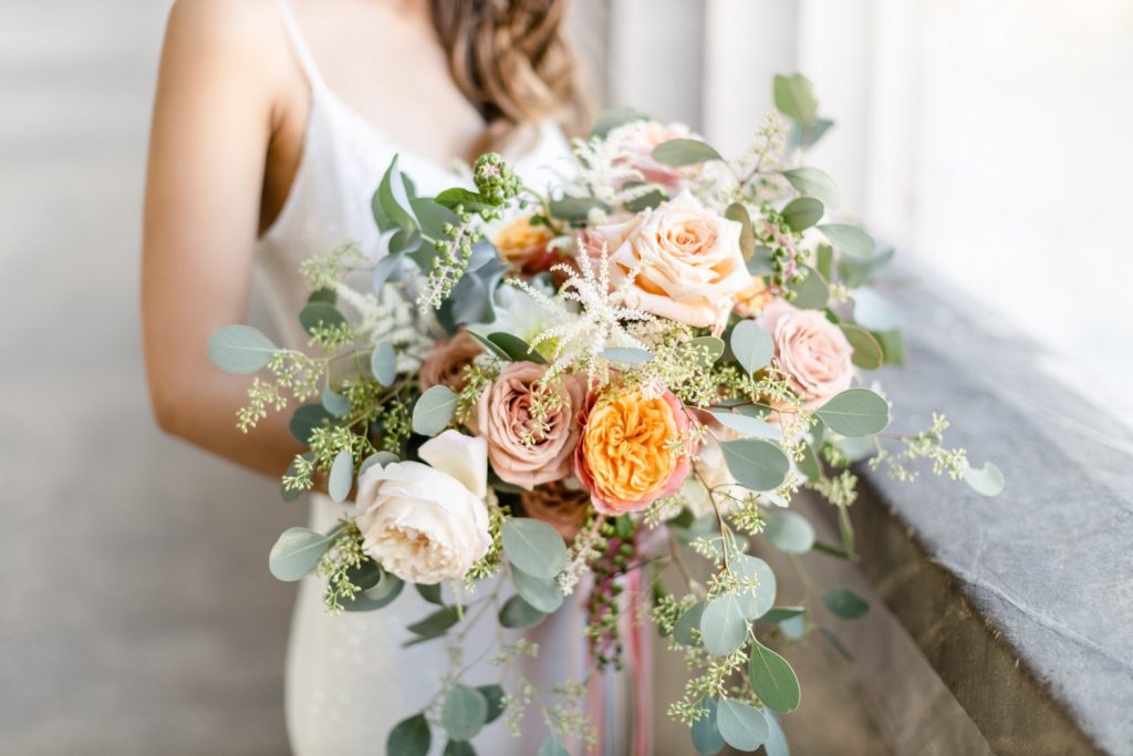 Hochzeit Fine Art Hochzeitsfotograf Museumsinsel Berlin Brautstrauß